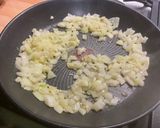 Une image de l'étape 6 de Saucisses allemandes aux poivrons verts, oignon et épices.