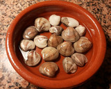 Foto del paso 2 de la receta: Cazuela de merluza con almejas y patatas rosadas