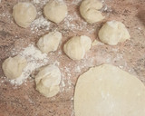 Foto del paso 3 de la receta: Pan en sartén con requesón y patatas