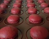 Foto langkah ke 7 dari resep Red Velvet Macarons.