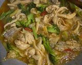 Foto langkah ke 4 dari resep Ayam Cha Brokoli dan Jamur Tiram.