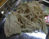 A picture of step 3 of Crispy Crunchy Mizuna and Fried Glass Noodle Salad.