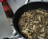 A picture of step 4 of Spicy Meat Soboro and Mushroom Rice Bowl.
