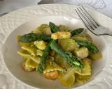 Foto del passaggio 7 della ricetta Farfalle con crema di asparagi, pescespada e mazzancolle
