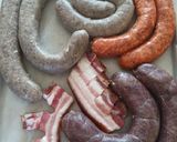 Póréhagymás, almás, lila káposzta, sült kolbásszal és hurkákkal recept fázis 1 fotója