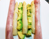 Foto del paso 2 de la receta: Aguacate, espárragos y jamón york