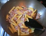 A picture of step 3 of Stir-Fried Pork and Potato with Ketchup Sauce.