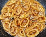 Foto del paso 8 de la receta Calamares en salsa de vino tinto con panceta