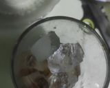Foto langkah ke 3 dari resep Es Teh Tubruk Susu.