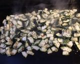 Une image de l'étape 5 de Saucisses de Toulouse grillées courgette épicée et herbes aromatiques.