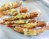 Hình bước làm 2 của món Tôm Nhật nướng bơ và hương thảo