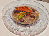 Crema de frijol y costra de quesillo con chapulines