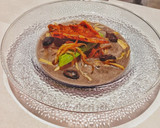 Foto del paso 5 de la receta: Crema de frijol y costra de quesillo con chapulines