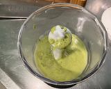 Une image de l'étape 2 de Sauce salade verte skyr citron coriandre.