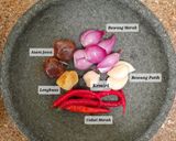 Foto langkah ke 1 dari resep Sayur Asam Merah Daun Melinjo.