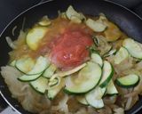 Foto del paso 2 de la receta: Calabacines🥘🧀guisados🍅con crema y queso🥘🧀🥛