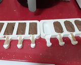 Foto del paso 3 de la receta Mini-polos de yogur y chocolate