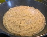Hình bước làm 2 của món Mỳ Ý sốt kem nấm