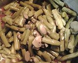 A picture of step 1 of Green beens with mushrooms and tomatoes.