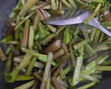 Foto langkah ke 2 dari resep Tumis Genjer Tauco Pedas.