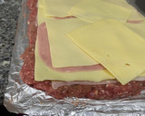 Foto del paso 2 de la receta: Rollo de carne con queso y jamón