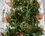 Foto del passaggio 5 della ricetta Sfoglia ripiena di robiola, rucola e salmone affumicato