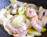 Hình bước làm 2 của món Nui Xào Tôm Rắc Phô Mai