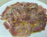 Foto del paso 3 de la receta: Montadito de carpaccio de atún rojo con cítricos y ensalada