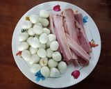 Hình bước làm 2 của món Thịt xông khói cuộn trứng cút