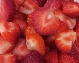 Foto del paso 1 de la receta: Licuado de banana y frutilla con leche 🍌🍓