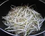 A picture of step 1 of Hijiki Seaweed, Konnyaku, and Bean Sprout Namul.