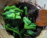 A picture of step 5 of Spinach and Egoma (Wild Sesame) Seeds Tossed with Miso.
