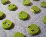 A picture of step 9 of Matcha Milk Chocolate Chip Cookies.