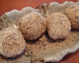 A picture of step 4 of Ohagi-style Brown Rice Balls with Sesame Kinako Coating.