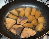 A picture of step 4 of My Family's Easy Simmered Amberjack & Daikon Radish.