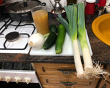 Foto del paso 1 de la receta: Crema de puerros y calabacín con crujiente de jamón