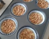Foto langkah ke 6 dari resep Raisins Muffin With Cinnamon Streusel.