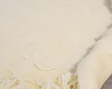 Une image de l'étape 4 de Pizza gourmande avec bordure aux fromages.