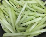 Hình bước làm 1 của món Su Su Xào Trứng Muối
