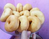 Foto langkah ke 8 dari resep Donat empuk buat bakulan.