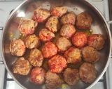 Foto del passaggio 4 della ricetta Frisella con polpette di salsiccia pezzente stracciatella Lucana e peperone crusco