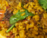 Foto del paso 7 de la receta: Arroz con conejo, sepia, langostinos, calabacín y espinacas