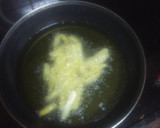 Foto del paso 2 de la receta: Perrito de salchicha fresca envuelta con papas fritas