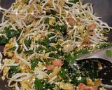 Foto langkah ke 4 dari resep Mie goreng daun katuk.