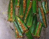 A picture of step 3 of Masala okra with dry coconut.