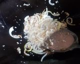 Foto langkah ke 5 dari resep Sapo Tahu Jamur Daun Kelor.