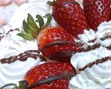 Pas rețetă Tort 8 Martie, cu nucă, stracciatella, frișcă și căpșuni 7 fotografie
