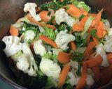 Foto del paso 1 de la receta: Sopa Detox de repollo, coliflor, zanahoria y cebolla