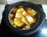 Hình bước làm 2 của món Canh bắp ngọt, cà rốt, nấm nấu chả cá chay