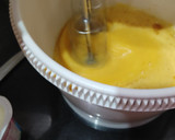 Foto del paso 3 de la receta: Bizcocho esponjoso de naranja con chocolate